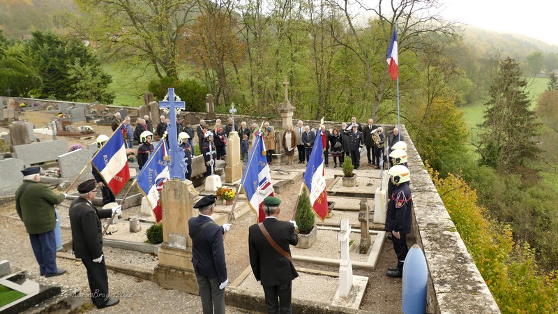 cérémonie au cimetière avec les pompiers et portes drapeaux