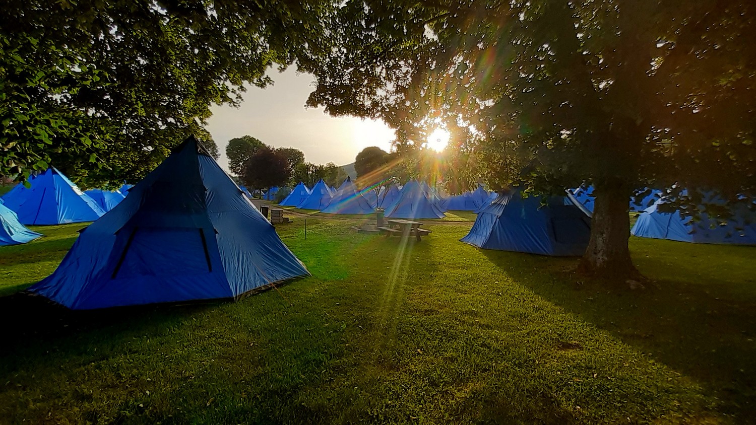 tipies bleu dans le camping de Bligny sur Ouche au lever du soleil
